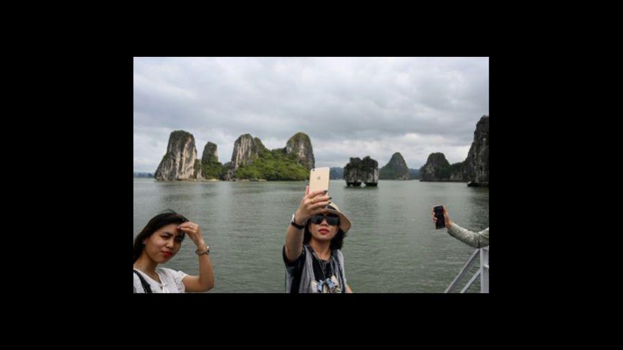 Los turistas regresan a la bahía de Ha Long en Vietnam