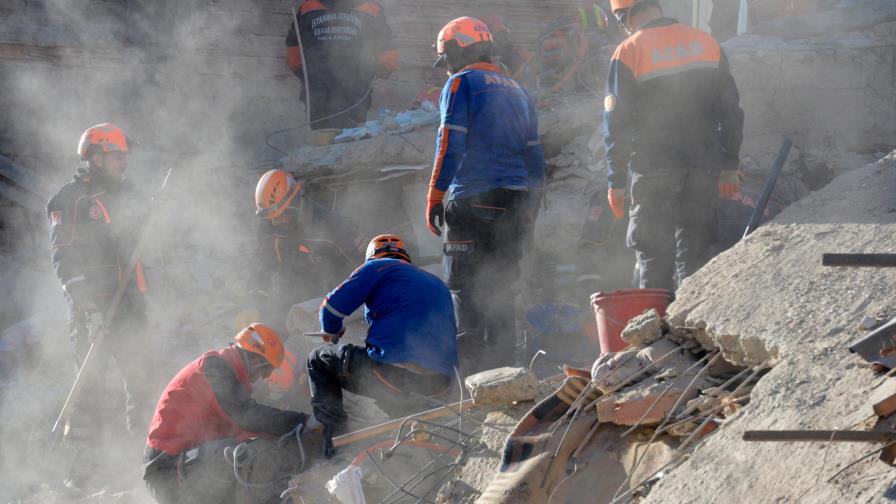 Turquía se vuelca en el rescate tras un terremoto con 22 muertos