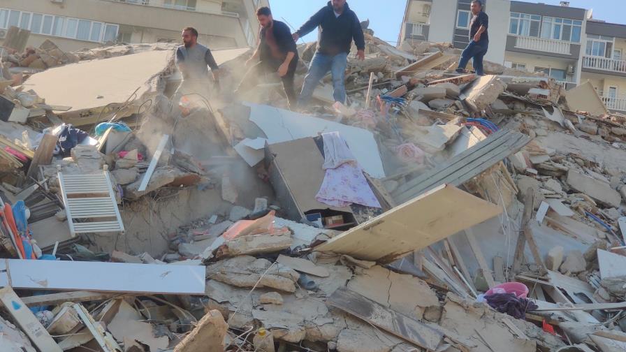 Tsunami, cuatro muertos y 120 heridos por terremoto en el oeste de Turquía