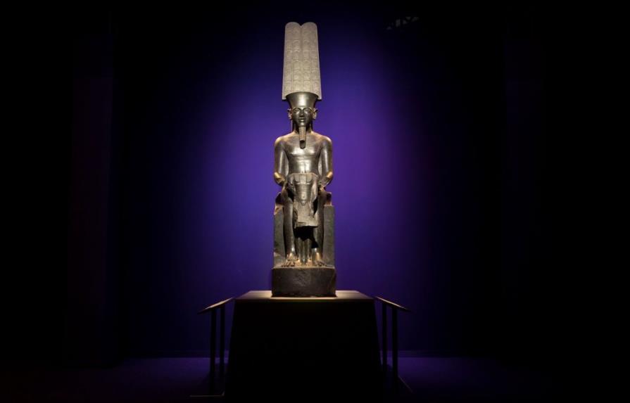 Tesoros de la tumba de Tutankamón son exhibidos en París