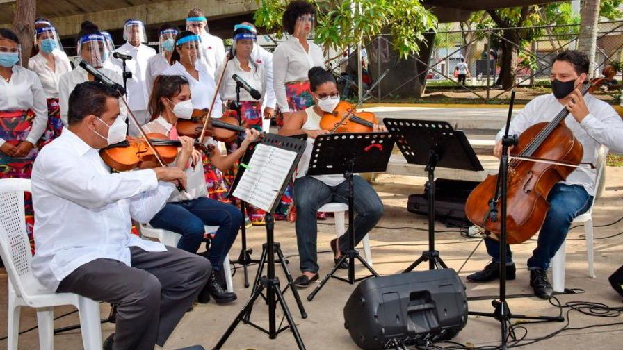 Aguinaldo callejero lleva alegría al Gran Santo Domingo Aguinaldo callejero lleva alegría al Gran Santo Domingo