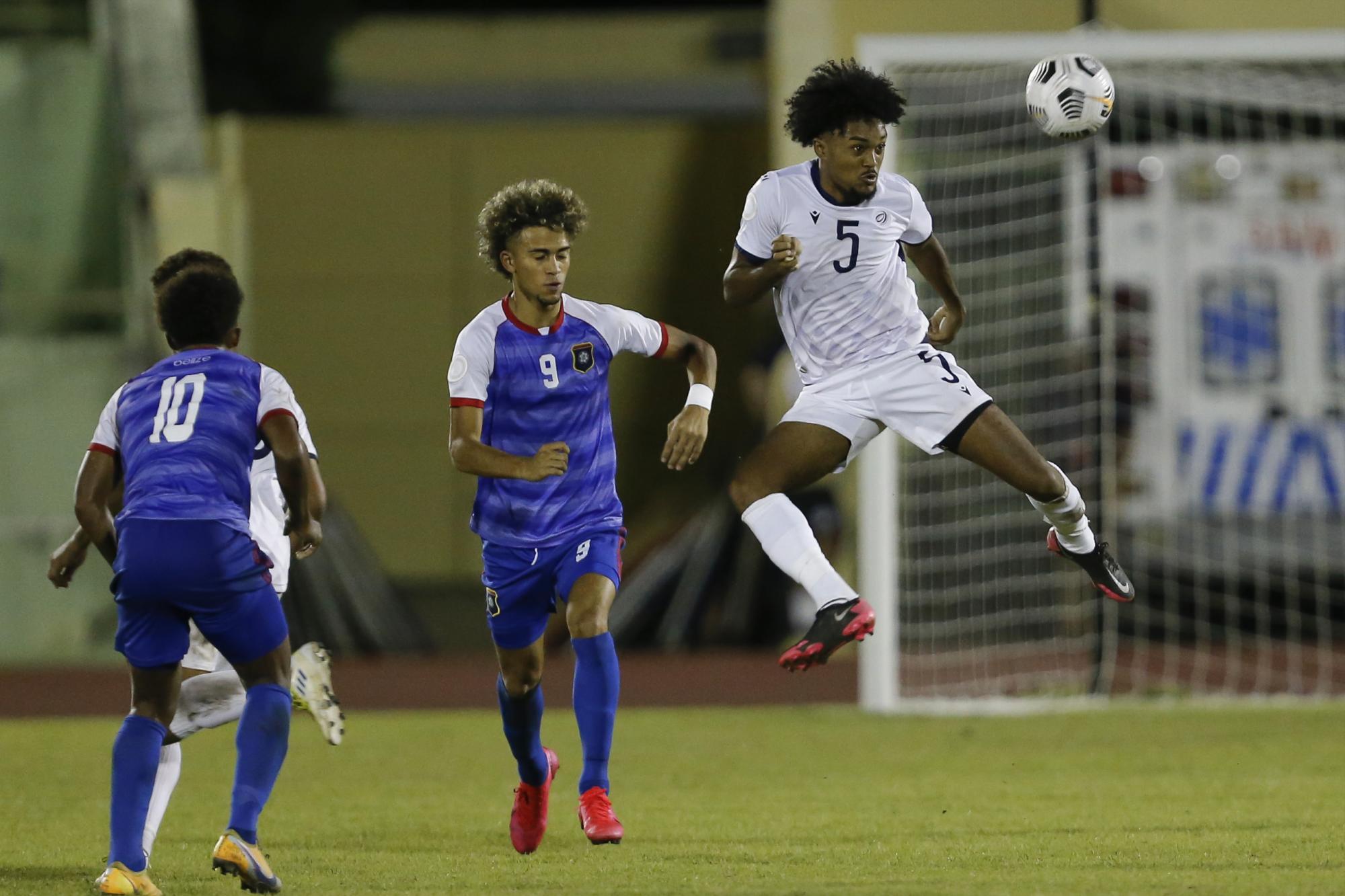 El defensor Keffler Martes despeja el balón en un pasaje del partido entre Dominicana y Belice, por las eliminatorias para el Mundial Indonesia 2023 (Foto: Nelson Pulido / CONCACAF)
