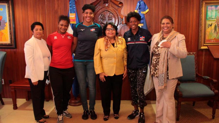 Rectora UASD recibe estudiantes atletas de Tokio 2020