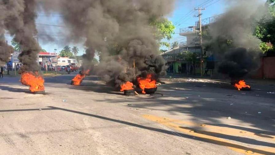 Se enfrentan estudiantes de la UASD y agentes policiales en San Francisco de Macorís