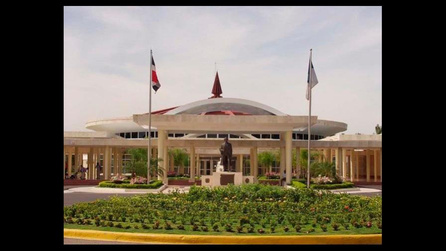 Solicitan a Abinader asignar nueve mil computadores de la JCE a los profesores de la UASD