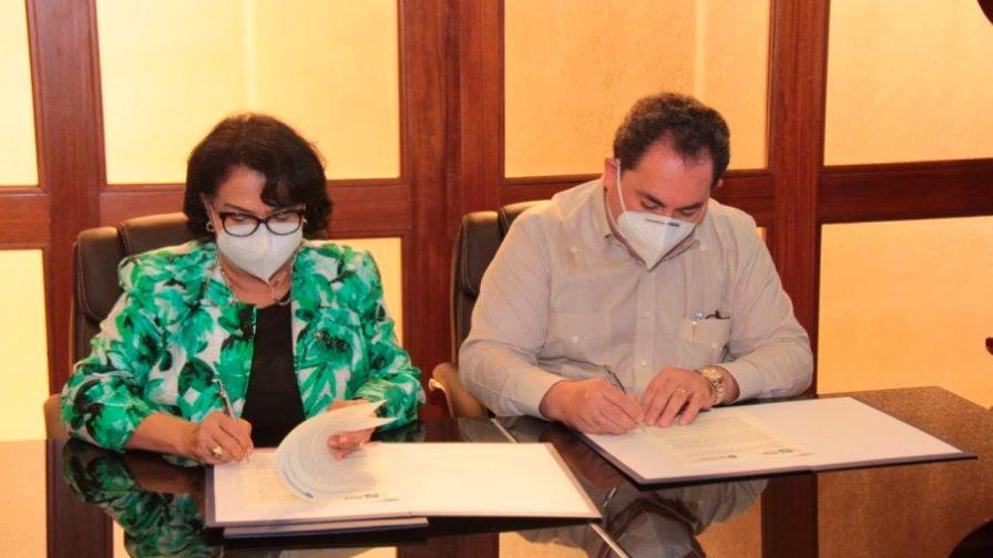 UASD firma convenio con SNS para que estudiantes utilicen hospitales en prácticas 