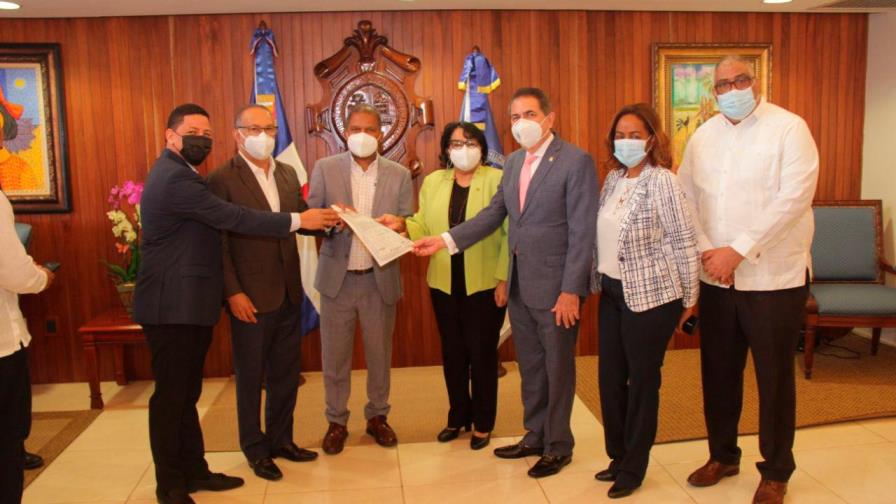 UASD recibe títulos de terrenos donde se construirá regional en Baní 
