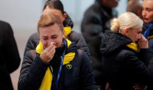 Lágrimas en aeropuerto de Kiev al llegar cuerpos de víctimas de accidente aéreo en Irán