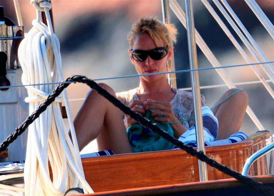 Uma Thurman ha sido vista tejiendo en los lugares más insospechados, como en este yate.