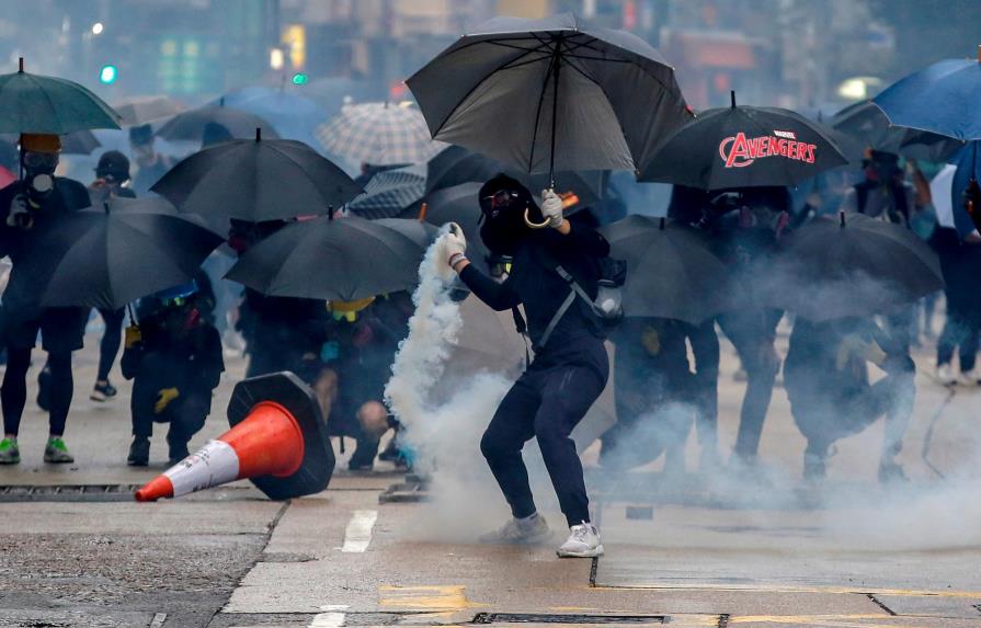 Hong Kong vuelve amanecer envuelta en el caos tras tercera noche de protestas