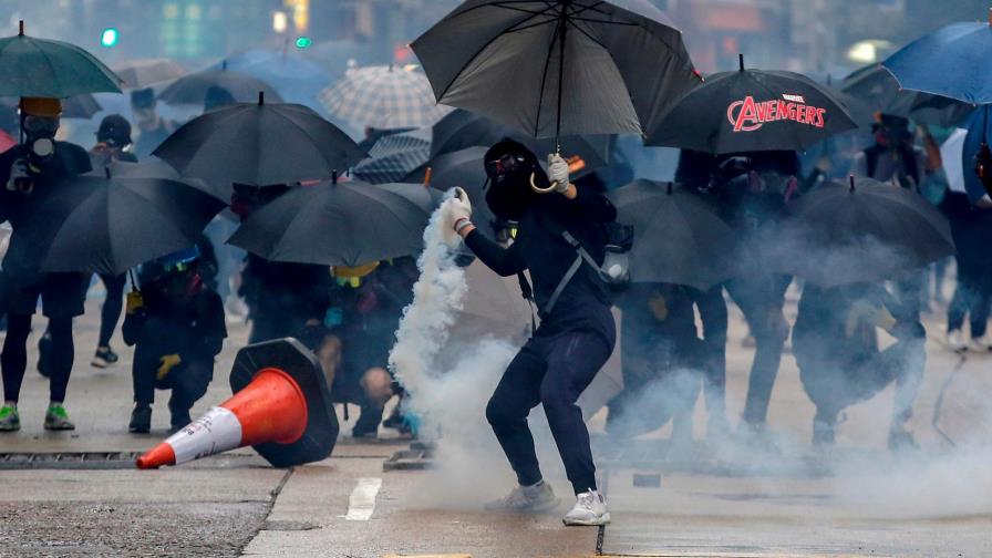 Hong Kong vuelve amanecer envuelta en el caos tras tercera noche de protestas Hong Kong vuelve amanecer envuelta en el caos tras tercera noche de protestas