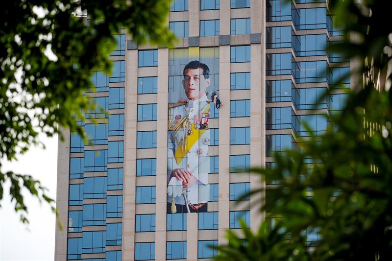 Un edificio tiene la imagen del rey de Tailandia. La coronación tiene un presupuesto de 1.000 millones de bat (unos 31 millones de dólares o 27,9 millones de euros)