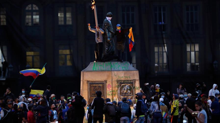 Miles de colombianos vuelven a poner al Gobierno en jaque en las calles