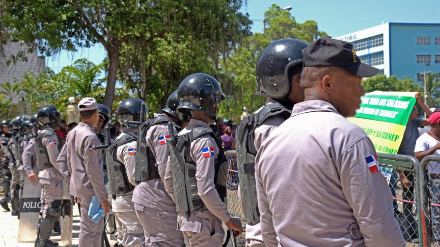 Recomiendan depuración total y retiro de generales
Recomiendan
depuración total y retiro de generales