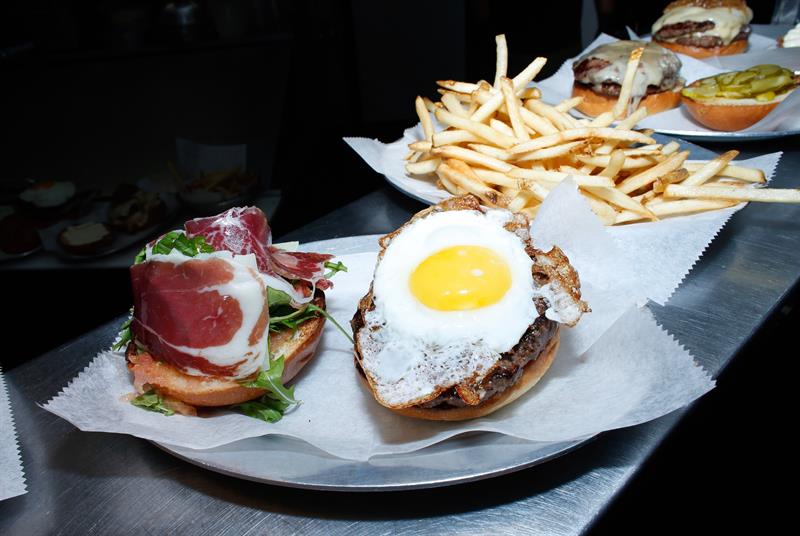 Una de las hamburguesas que ofrece el restaurante “Black Iron Burger” en el Midtown Manhattan en nueva York.
