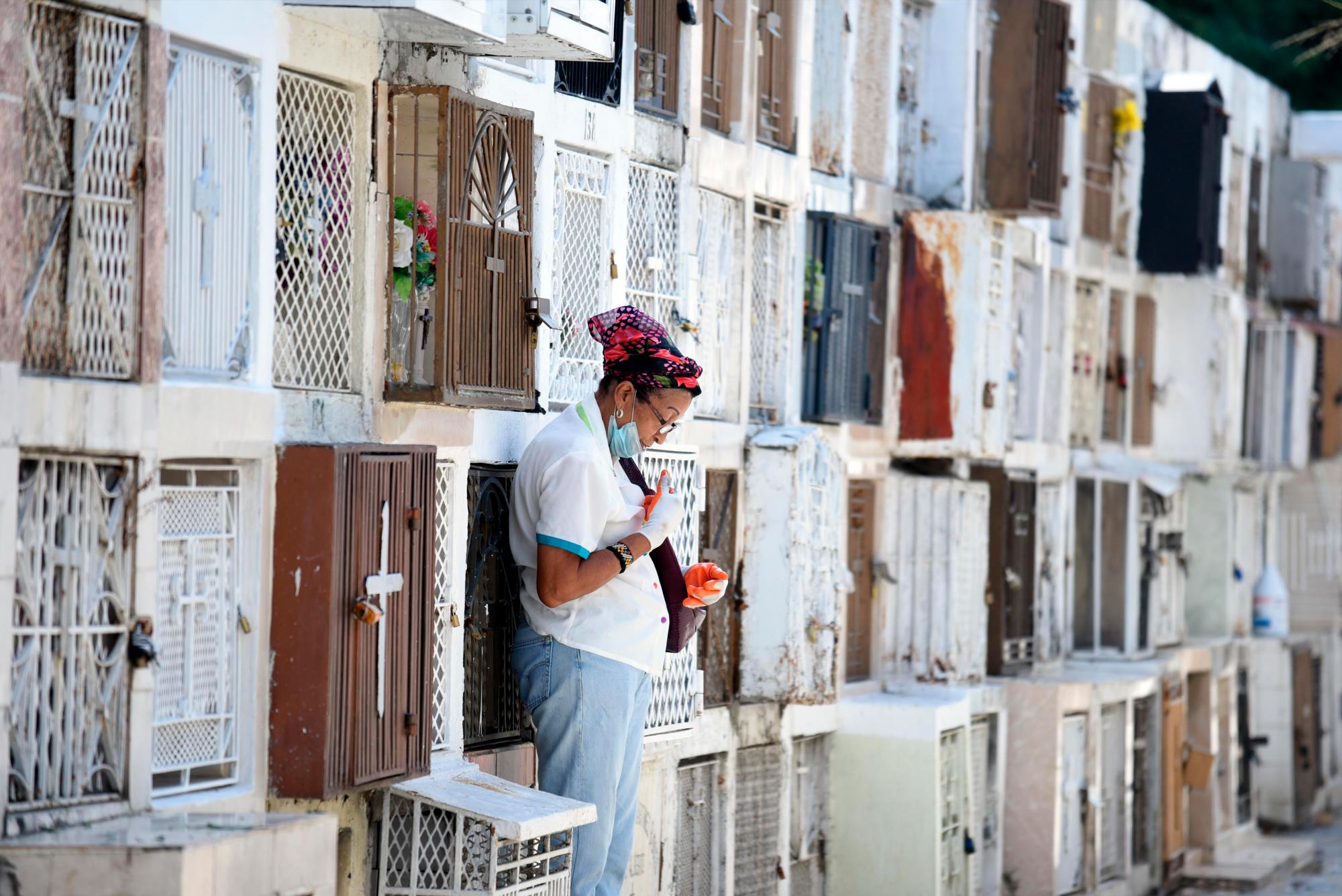 Una mujer visita la tumba de su madre en el cementerio de la 30 de marzo, en Santiago.