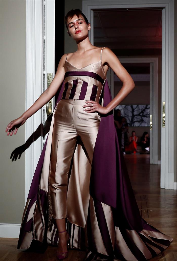 Una modelo luce creaciones de la colección “Colorada y Barroca”.