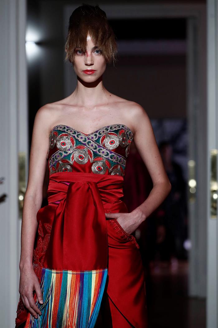 Una modelo luce creaciones de la colección “Colorada y Barroca”.