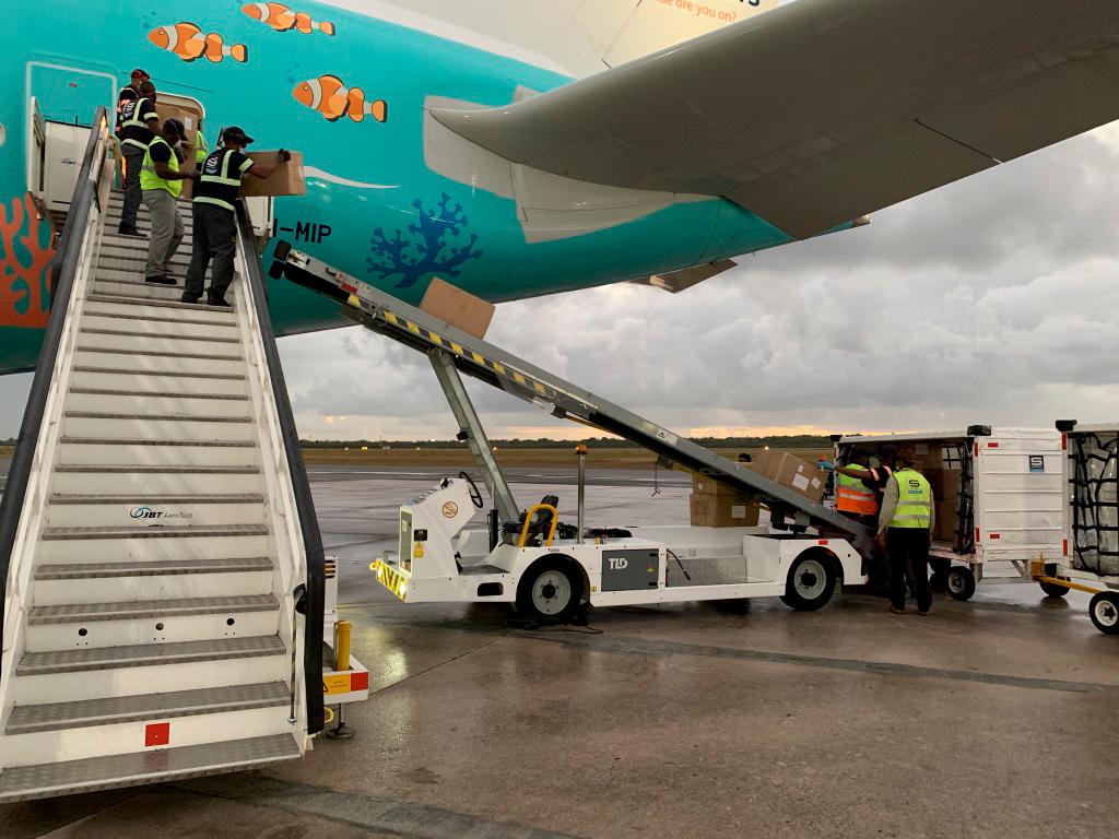  Con este vuelo llegaron al país 7 millones y medio de mascarillas desechables.