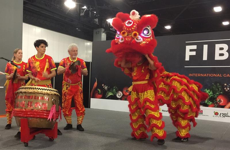 Unas personas ofrecen el baile de leones típico de Macao, el país invitado de honor de la primera edición de la feria Fibega.