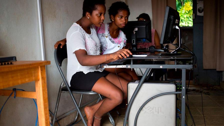 A directora de Unicef le preocupa tiempo que pasan en internet niños y jóvenes 