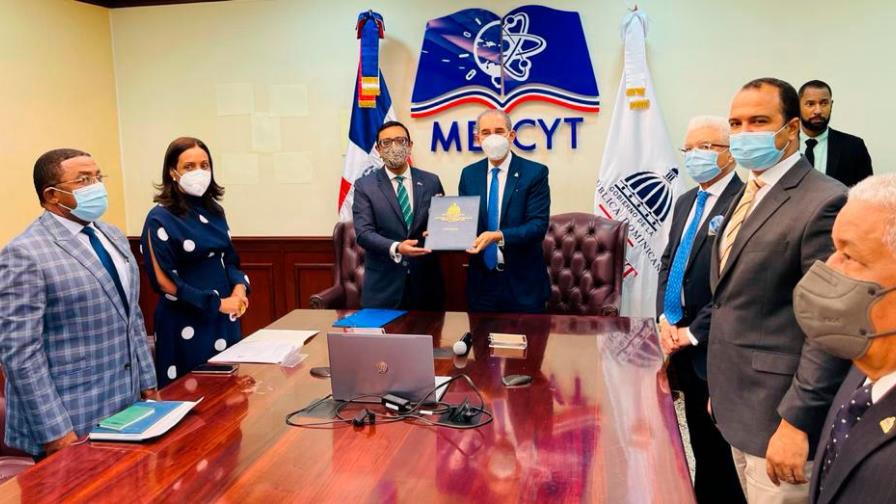 MESCYT suscribe acuerdo con Oxford para dotar de becas a los alumnos dominicanos