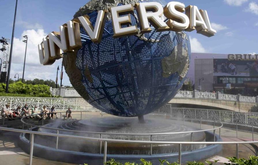 Familia demanda a parque Universal por no tener letreros en español