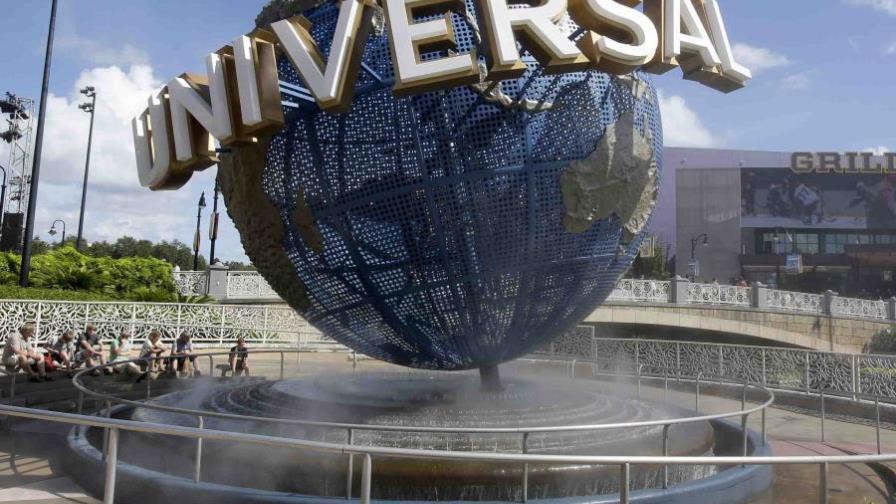 Familia demanda a parque Universal por no tener letreros en español