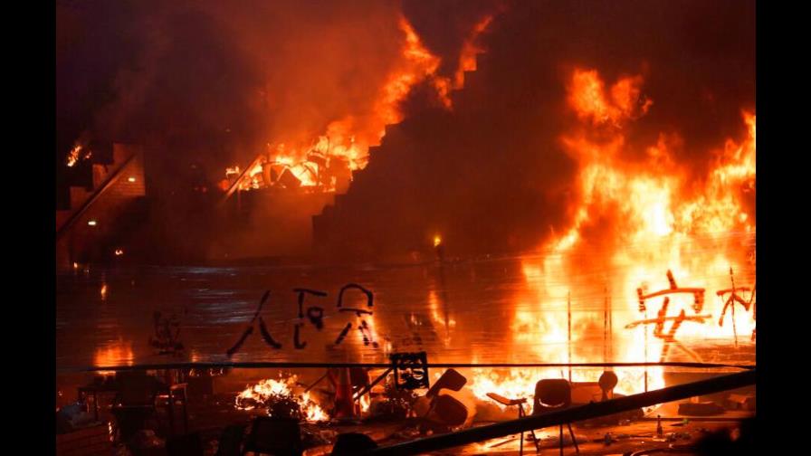 Más enfrentamientos durante la madrugada en Universidad Politécnica Hong Kong