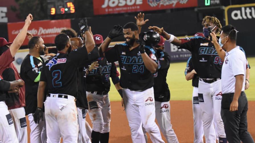 Carlos Peguero decidió y los Gigantes dejaron en el terreno a las Águilas en la entrada 12