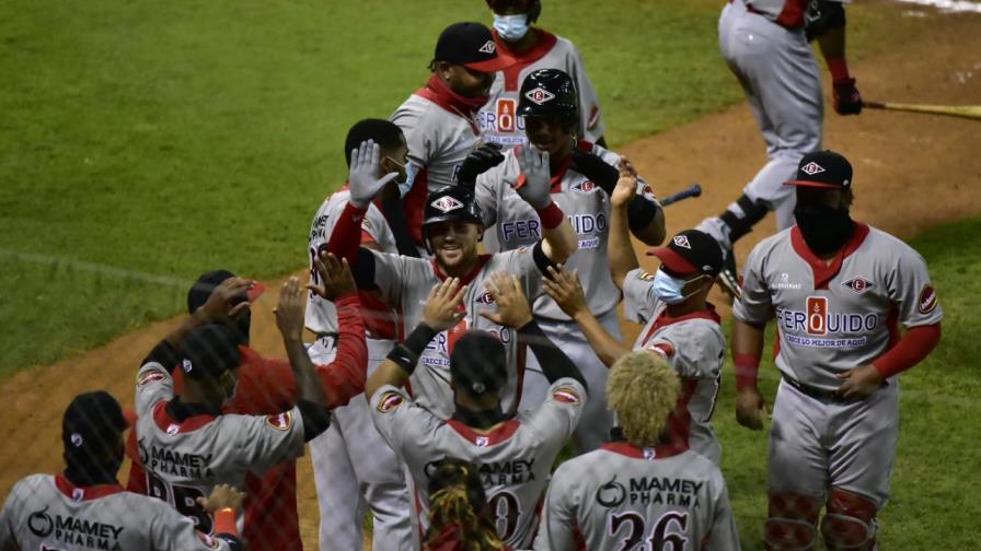 El Escogido, a base de jonrones y relevo, golpea más al alicaído Licey El Escogido, a base de jonrones y relevo, golpea más al alicaído Licey
