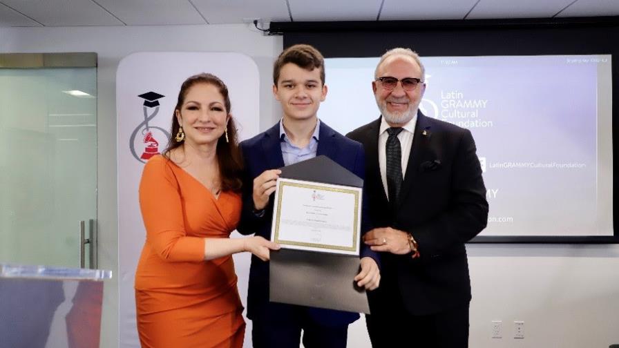 Estudiante español recibe beca Emilio y Gloria Estefan para estudiar en Berklee College of Music