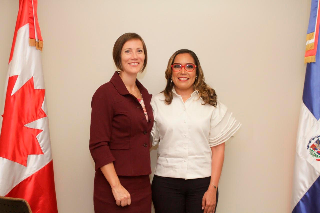 Francina Hungría junto a  la embajadora de Canadá en República Dominicana, Shauna Hemingway.