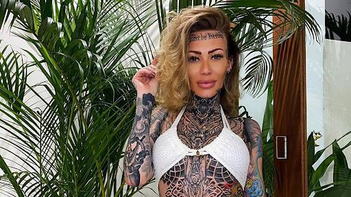 Modelo británica decide cubrir completamente su cuerpo con tatuajes, y este es el resultado 