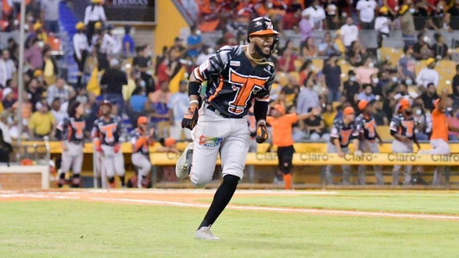 Bryan De La Cruz y los Toros golpean a las Águilas