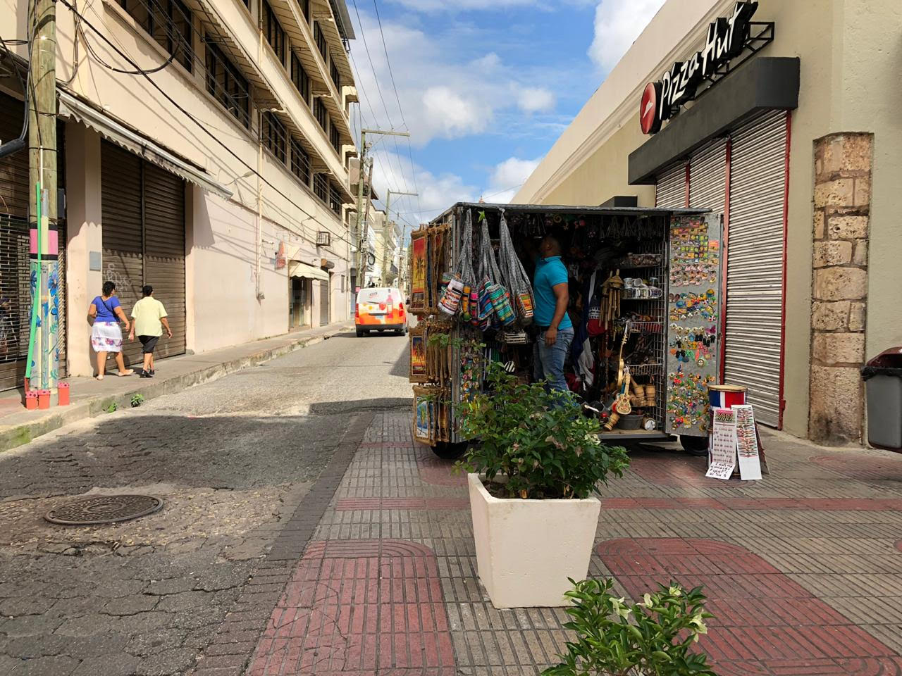 El Conde esquina C/19 de Marzo, ocupada totalmente por un puesto de mercancía para turistas.