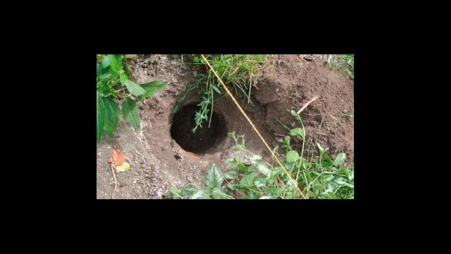 Cuerpo de bomberos de Santiago rescata a mujer tras caer en un hoyo Cuerpo de bomberos de Santiago rescata a mujer tras caer en un hoyo