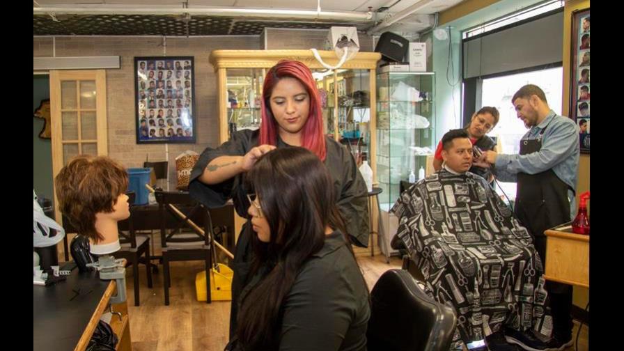 Peluqueros de Nueva York ayudan a mejorar la salud mental de comunidad latina