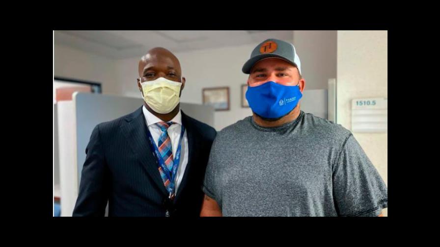 Un hombre antivacuna conoce a un doctor en un bar; se fue accediendo a recibir su primera dosis