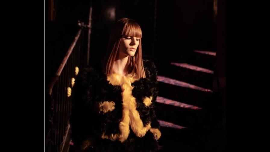 Chanel ofrece un desfile chic en homenaje a  modelo británica 