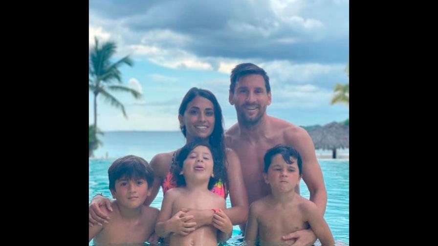Al ritmo de Karol G, Messi y su esposa bailan en la pileta