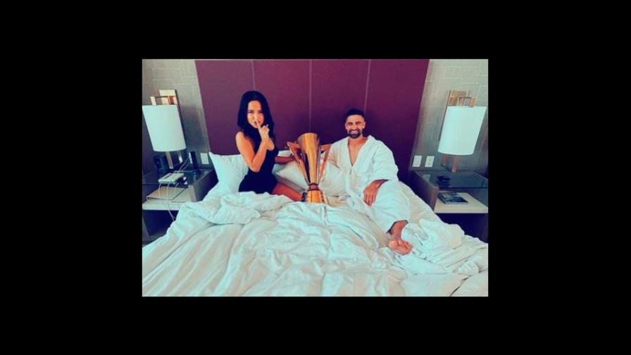 ¡Desde la cama! Así celebran Becky G y su novio