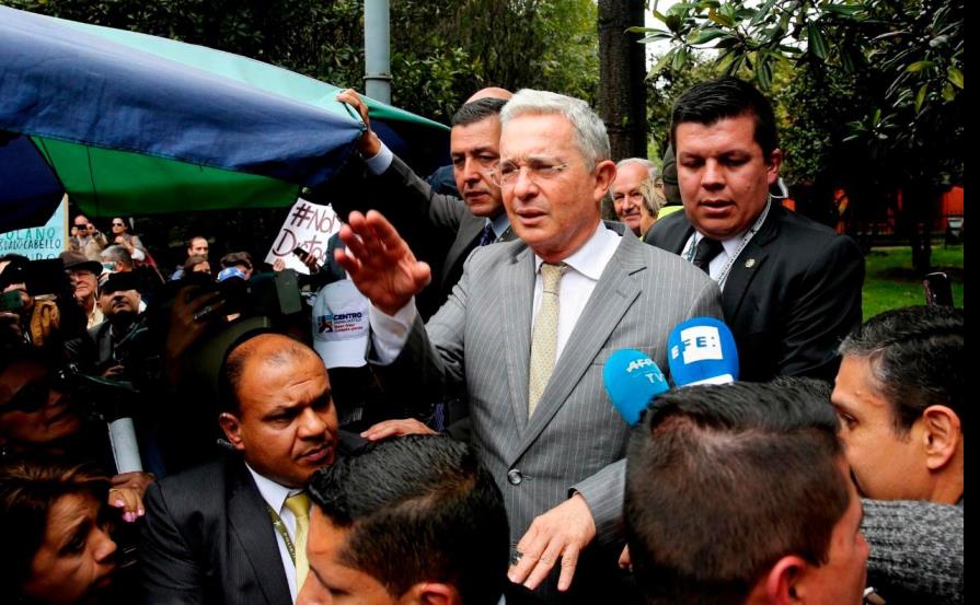 Expresidente Uribe va a la justicia en un caso que tiene en vilo a Colombia