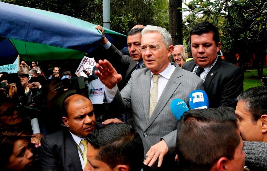 Corte abre indagación a Álvaro Uribe por espionaje a 130 personas, entre ellas periodistas 