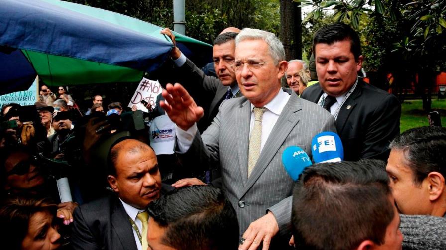 Corte abre indagación a Álvaro Uribe por espionaje a 130 personas, entre ellas periodistas 
