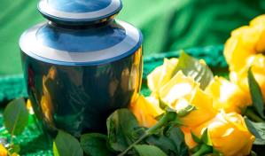 Ladr&oacute;n devuelve a madre urna robada con cenizas de su hijo