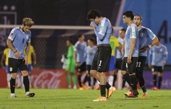 Brasil somete 2-0 a Uruguay en el Centenario, sigue perfecto
