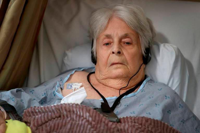 Mujer de 85 años sobrevive tres días flotando en nevera y sofá tras Dorian