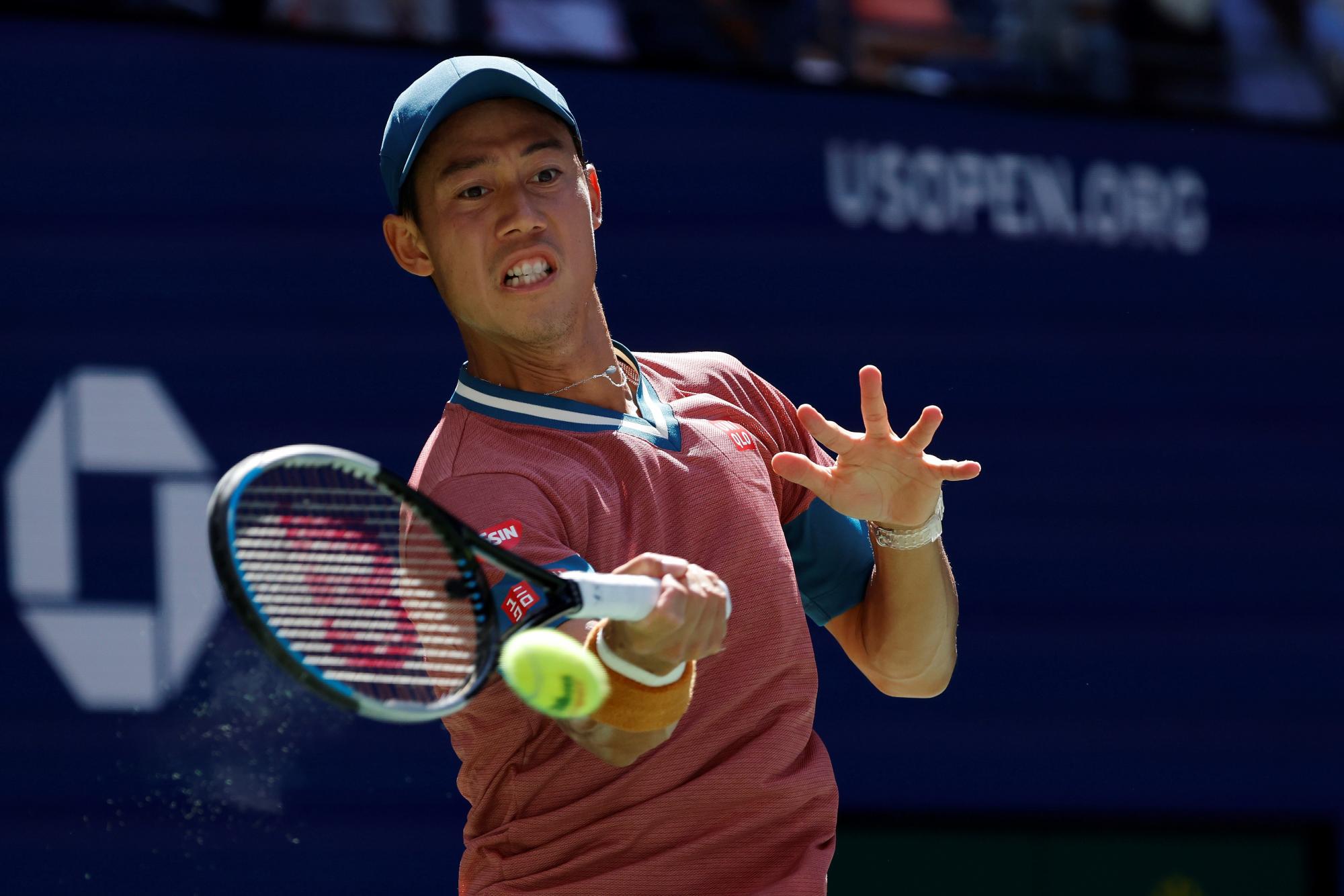 Kei Nishikori de Japón en acción contra Novak Djokovic de Serbia durante su partido en el sexto día del Campeonato Abierto de Tenis de EE. UU. El Centro Nacional de Tenis de la USTA en Flushing Meadows, Nueva York, EE. UU., 4 de septiembre de 2021. El Abierto de EE. UU. Se ejecuta desde el 30 de agosto hasta 12 de septiembre. (EFE/John G. Mabanglo)