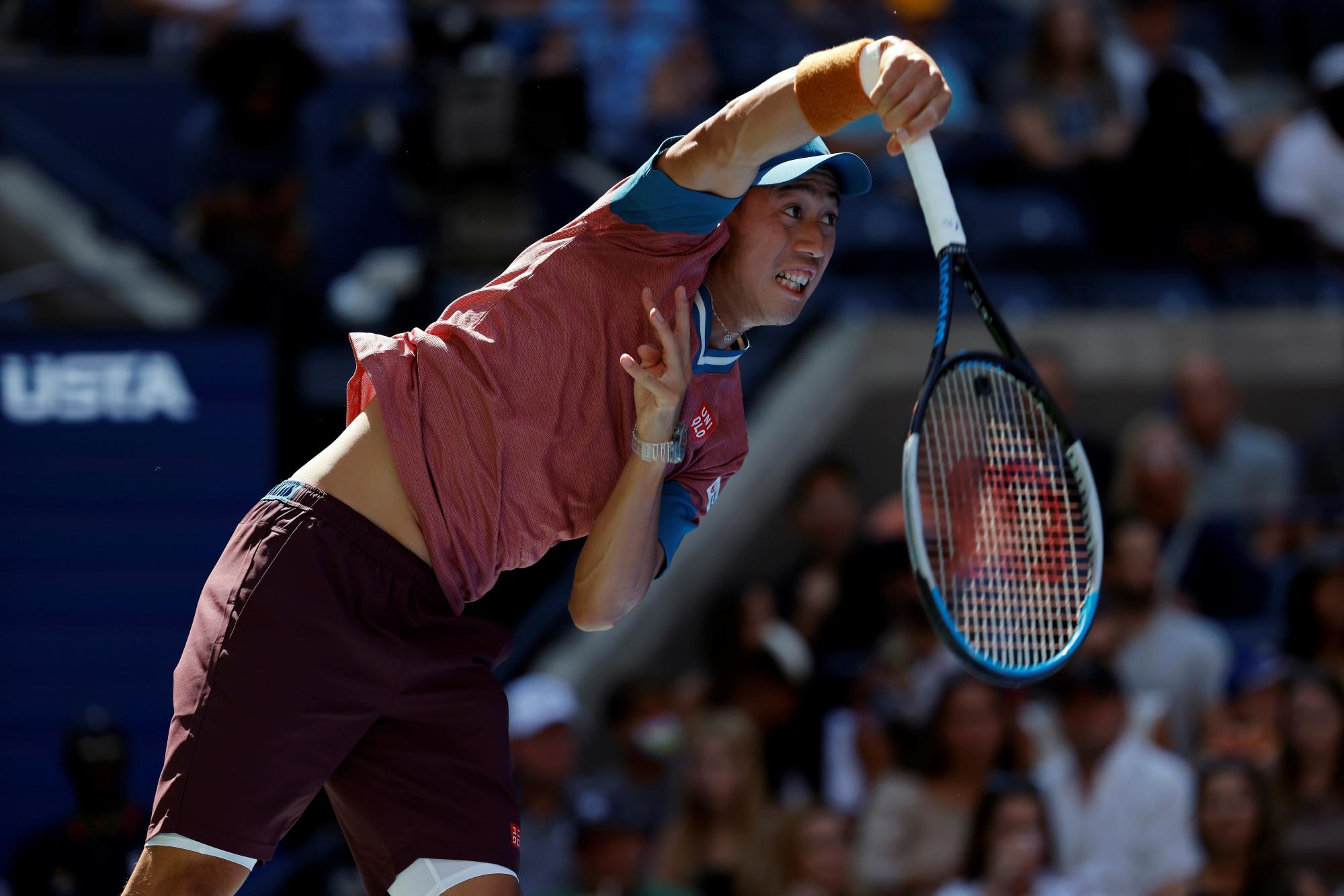 Kei Nishikori de Japón en acción contra Novak Djokovic de Serbia durante su partido en el sexto día del Campeonato Abierto de Tenis de EE. UU. El Centro Nacional de Tenis de la USTA en Flushing Meadows, Nueva York, EE. UU., 4 de septiembre de 2021. El Abierto de EE. UU. Se ejecuta desde el 30 de agosto hasta 12 de septiembre. (EFE/John G. Mabanglo)